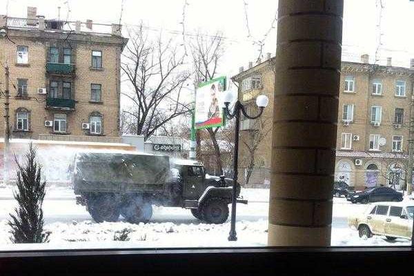 Боевики "паркуют" военную технику прямо в центре Луганска
