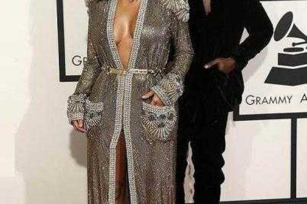 Ким Кардашьян пришла на Grammy в халате на голое тело Ким Кардашьян пришла на Grammy в халате на голое тело