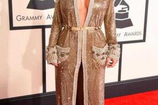 Ким Кардашьян пришла на Grammy в халате на голое тело Ким Кардашьян пришла на Grammy в халате на голое тело