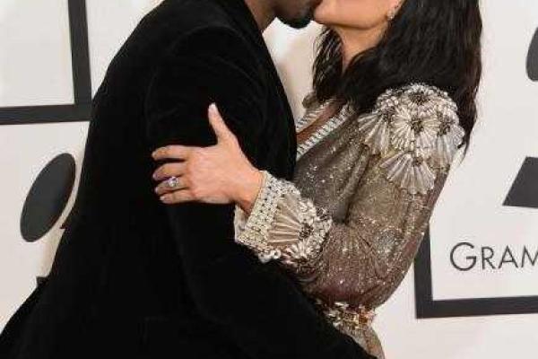 Ким Кардашьян пришла на Grammy в халате на голое тело Ким Кардашьян пришла на Grammy в халате на голое тело