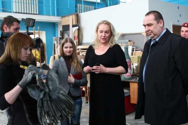 Плотницкий вышел на сцену театра ЛНР в образе русского богатыря 