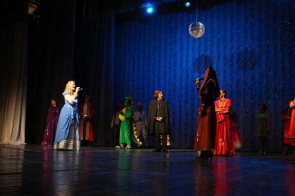 Плотницкий вышел на сцену театра ЛНР в образе русского богатыря 