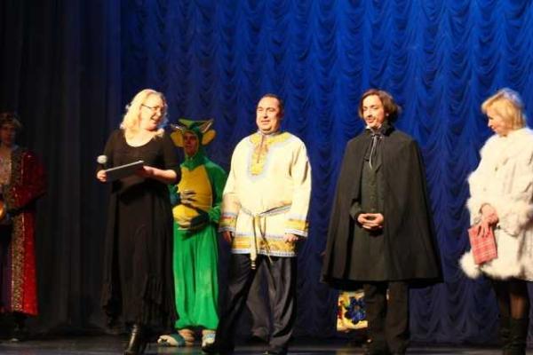 Плотницкий вышел на сцену театра ЛНР в образе русского богатыря 