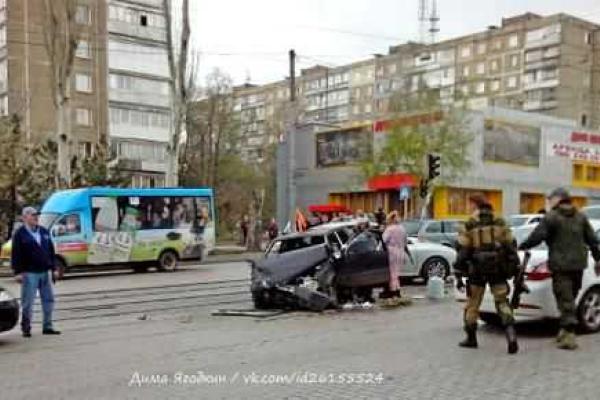 Боевики в центре Донецка устроили ДТП Боевики в центре Донецка устроили ДТП