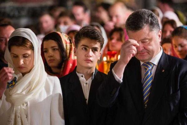 Порошенко помолился с верующими разных церквей Порошенко помолился с верующими разных церквей