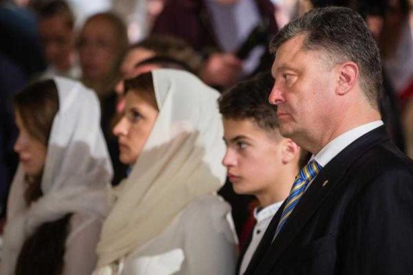 Порошенко помолился с верующими разных церквей Порошенко помолился с верующими разных церквей
