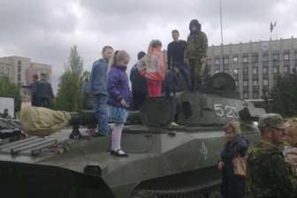 Как прошел показ военной техники в Горловке на 9 мая Как прошел показ военной техники в Горловке на 9 мая