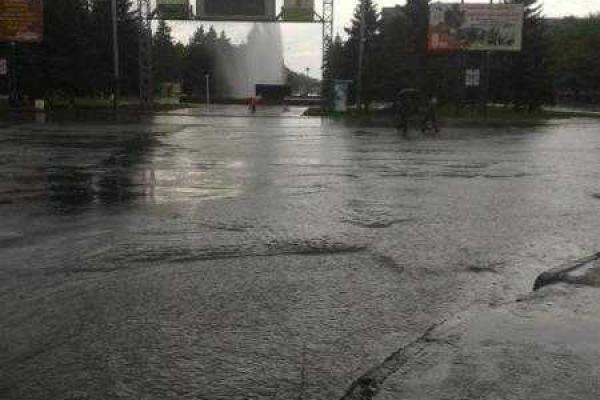 В Горловке канализация не справилась с потоком дождевой воды В Горловке канализация не справилась с потоком дождевой воды