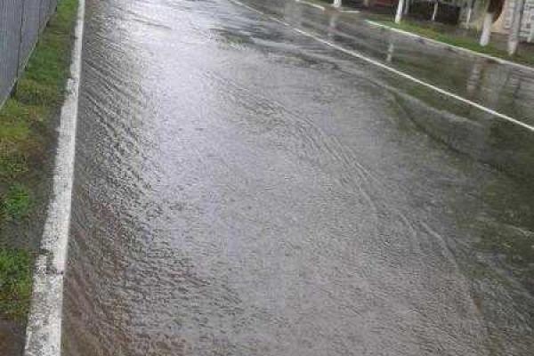 В Горловке канализация не справилась с потоком дождевой воды В Горловке канализация не справилась с потоком дождевой воды