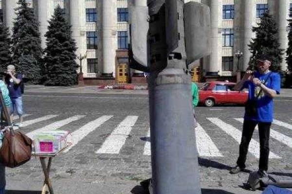 В центре Харькова волонтеры установили снаряд от "Смерч"