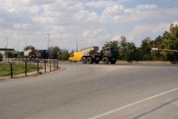 Очевидцы сняли, как российские войска перебрасывают военную технику из Крыма Очевидцы сняли, как российские войска перебрасывают военную технику из Крыма