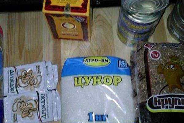 Местные жители Станицы Луганской показали, что входит в гуманитарную помощь