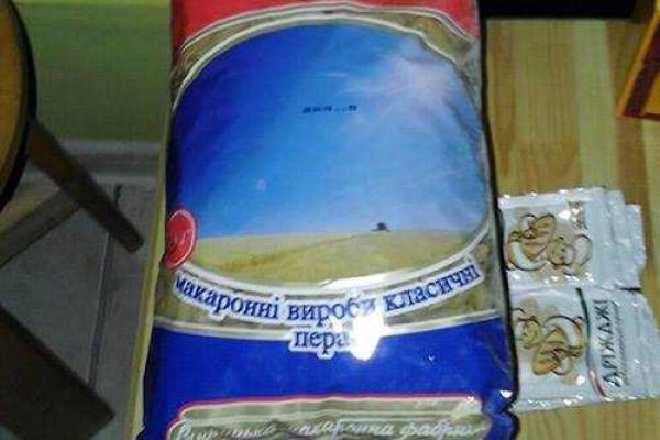 Местные жители Станицы Луганской показали, что входит в гуманитарную помощь