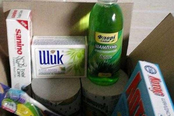 Местные жители Станицы Луганской показали, что входит в гуманитарную помощь