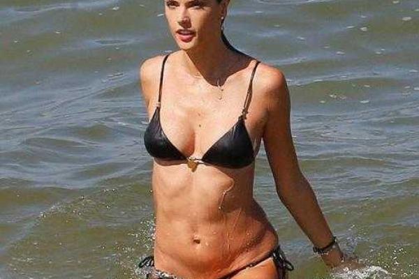 Алессандра Амбросио демонстрирует свою фигуру на пляже в Рио-де-Жанейро