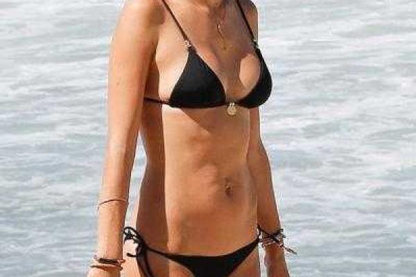 Алессандра Амбросио демонстрирует свою фигуру на пляже в Рио-де-Жанейро