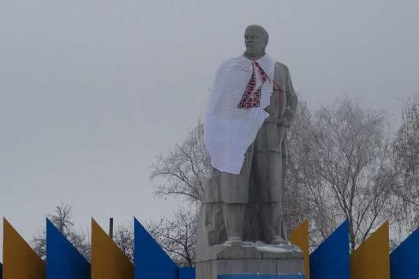 В Приволье на главной площади "Ленин" остался без головы, - соцсети В Приволье на главной площади "Ленин" остался без головы, - соцсети