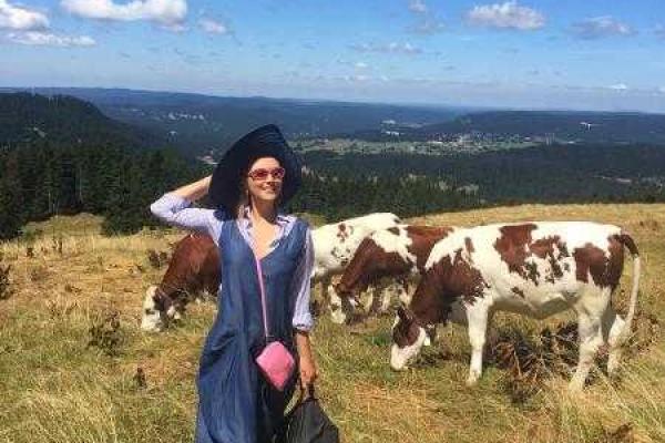 Писательница Лена Ленина собирает навоз в Альпах