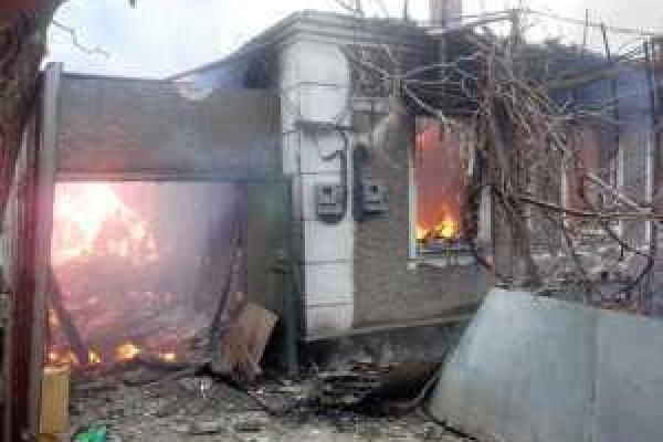 В Сети появились фото последствий обстрела жилого сектора вблизи Дзержинска В Сети появились фото последствий обстрела жилого сектора вблизи Дзержинска