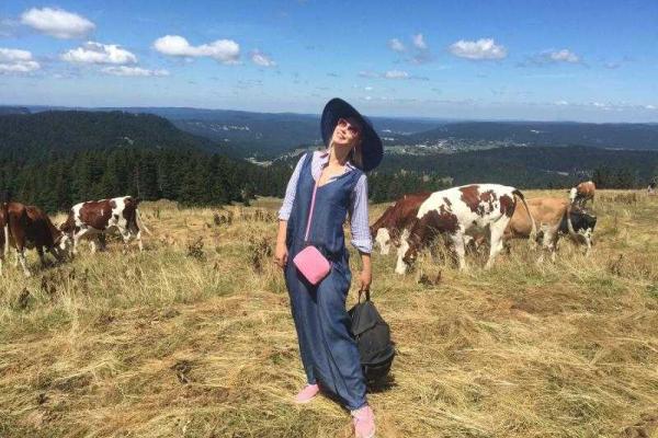 Писательница Лена Ленина собирает навоз в Альпах