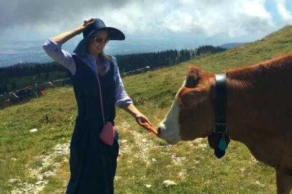 Писательница Лена Ленина собирает навоз в Альпах
