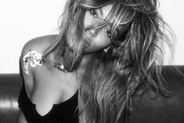 Бейонсе в сексуальной фотосессии показала свои флэш-тату Бейонсе в сексуальной фотосессии показала свои флэш-тату