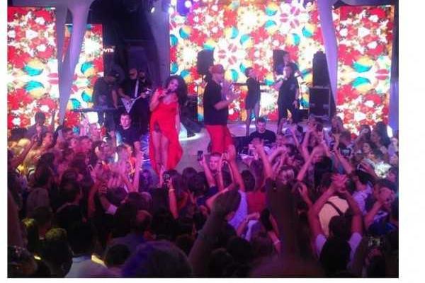 Настя Каменских произвела фурор своим нарядом Настя Каменских произвела фурор своим нарядом