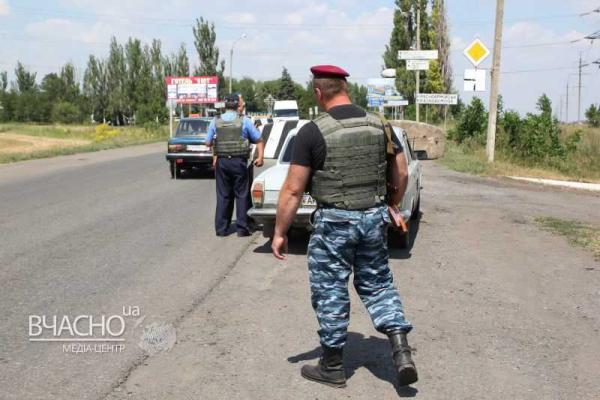 В Красноармейске со стороны Донецка поставили блокпост В Красноармейске со стороны Донецка поставили блокпост