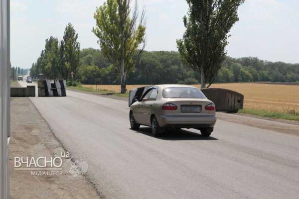 В Красноармейске со стороны Донецка поставили блокпост В Красноармейске со стороны Донецка поставили блокпост