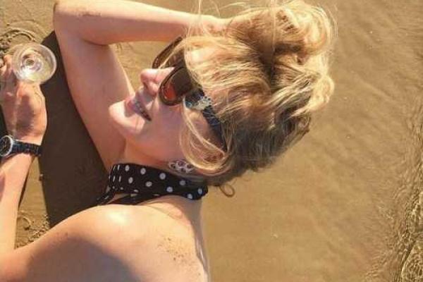 Земфиру и Ренату Литвинову засняли на пляже с шампанским Земфиру и Ренату Литвинову засняли на пляже с шампанским