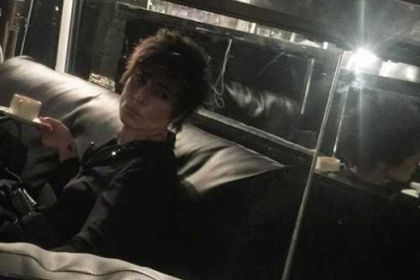 Земфиру и Ренату Литвинову засняли на пляже с шампанским Земфиру и Ренату Литвинову засняли на пляже с шампанским