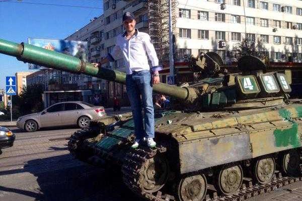 Жители Донецка устроили фотосессию на танках и БТРах Жители Донецка устроили фотосессию на танках и БТРах