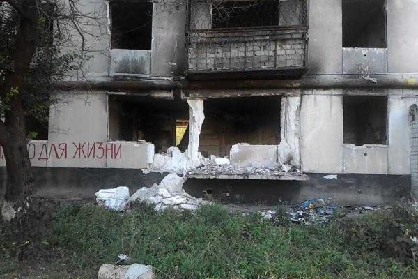 В Лисичанске начал саморазрушаться 9-этажный дом-руина В Лисичанске начал саморазрушаться 9-этажный дом-руина