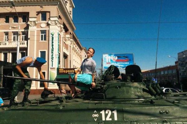 Жители Донецка устроили фотосессию на танках и БТРах Жители Донецка устроили фотосессию на танках и БТРах