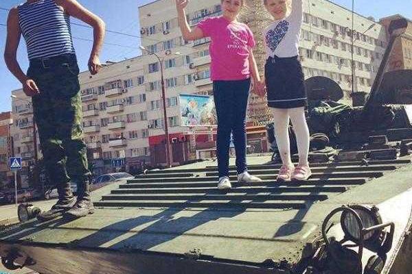 Жители Донецка устроили фотосессию на танках и БТРах Жители Донецка устроили фотосессию на танках и БТРах