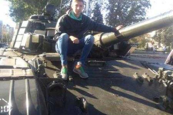 Жители Донецка устроили фотосессию на танках и БТРах Жители Донецка устроили фотосессию на танках и БТРах