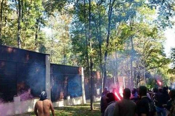 Добкина на нары! Активисты забросали файерами его дом, - журналист Добкина на нары! Активисты забросали файерами его дом, - журналист