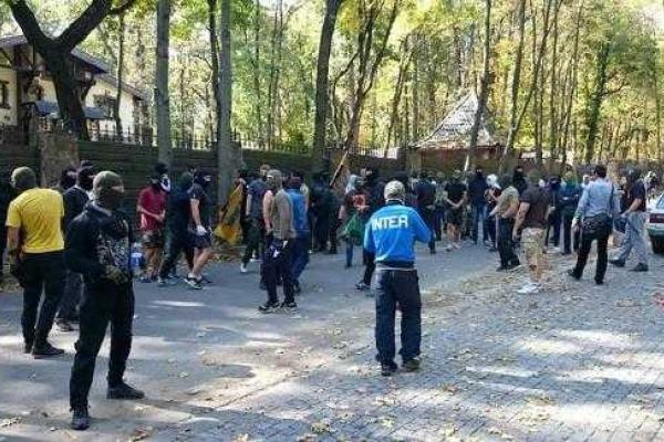 Добкина на нары! Активисты забросали файерами его дом, - журналист Добкина на нары! Активисты забросали файерами его дом, - журналист