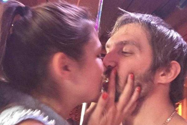 Овечкин надел кольцо с бриллиантами на палец дочери Глаголевой