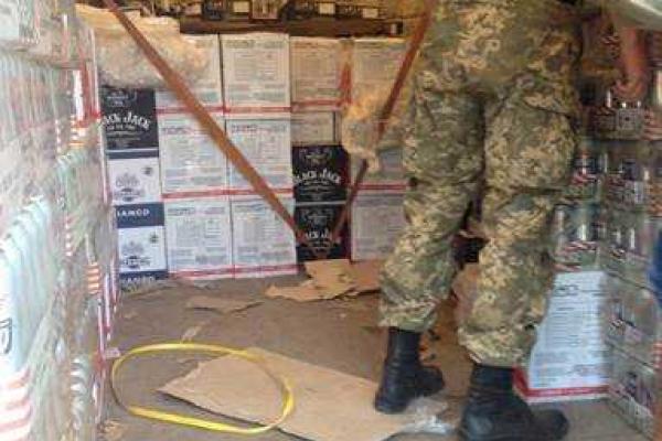 На Донетчине сводная мобильная группа задержала два грузовка с товаром на 1,5 миллиона гривен На Донетчине сводная мобильная группа задержала два грузовка с товаром на 1,5 миллиона гривен