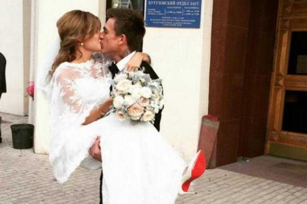 Экс-солист Smash женился на дочери миллионера Экс-солист Smash женился на дочери миллионера