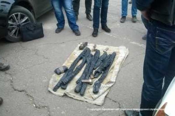 На Луганщине пограничники задержали автомобиль с холодным оружием На Луганщине пограничники задержали автомобиль с холодным оружием
