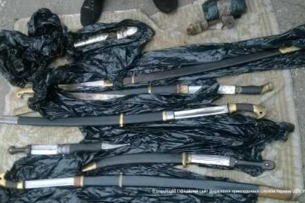 На Луганщине пограничники задержали автомобиль с холодным оружием На Луганщине пограничники задержали автомобиль с холодным оружием