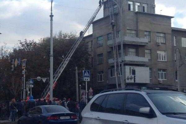 В Харькове бомжи устроили пожар на крыше жилого дома, - соцсети В Харькове бомжи устроили пожар на крыше жилого дома, - соцсети