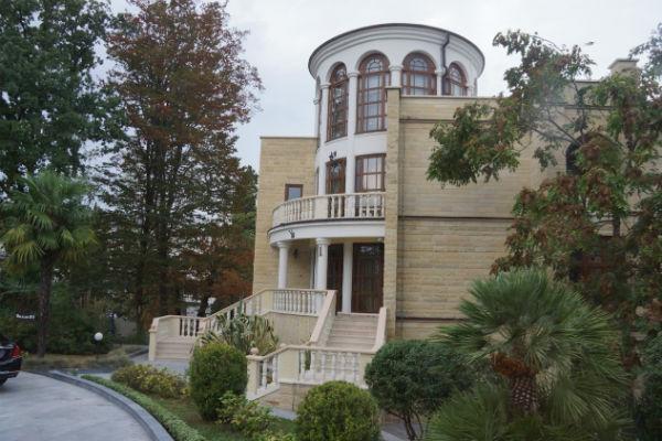 Король поп-сцены перевез своих детей в роскошный особняк Король поп-сцены перевез своих детей в роскошный особняк