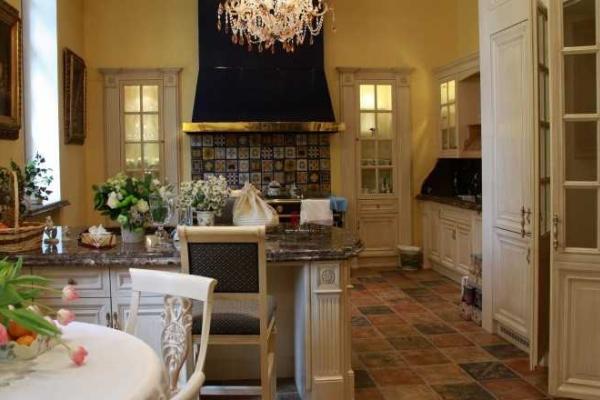 Замок Аллы Пугачевой в подмосковной деревне Грязь изнутри Замок Аллы Пугачевой в подмосковной деревне Грязь изнутри