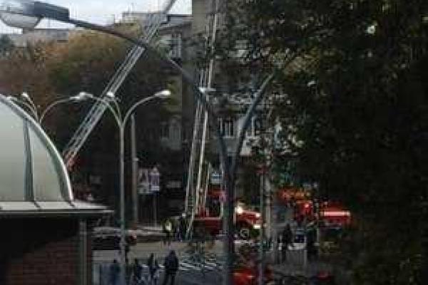 В Харькове бомжи устроили пожар на крыше жилого дома, - соцсети В Харькове бомжи устроили пожар на крыше жилого дома, - соцсети