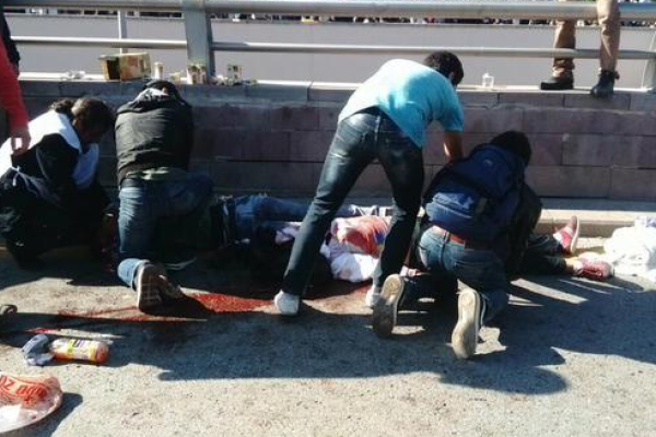 В сети появились кровавые кадры последствия двойного взрыва в Турции В сети появились кровавые кадры последствия двойного взрыва в Турции