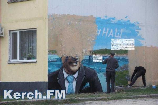 "Путин, пошел вон из Крыма": В Керчи испортили еще два граффити Путина