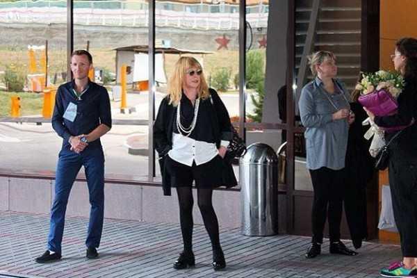 Алла Пугачева показала свои стройные ножки Алла Пугачева показала свои стройные ножки